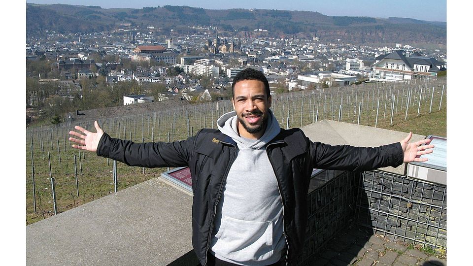 Trier liegt Charlie Rugg zu Füßen - beim Fototermin in der Sickingenstraße. Ob auch die Eintracht-Fans dem Stürmer zu Füßen liegen werden, zeigt sich in den nächsten Wochen. Der Start mit zwei Toren war schon mal vielversprechend. Verheißungsvoll ist auch Ruggs künstlerische Begabung. In der Freizeit malt er gerne - mit Ölfarbe und Bleistift (eingeklinkte Bilder im Text unten). Fotos: Blahak, priv