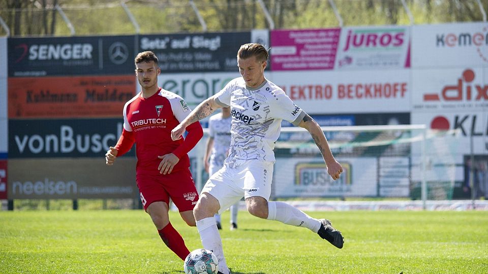 Verwandelte einen Foulelfmeter: Angelo Langer (r.) erzielte mit dem 4:1 in Straelen den letzten Treffer des SV Rödinghausen in dieser Meisterschaftssaison.