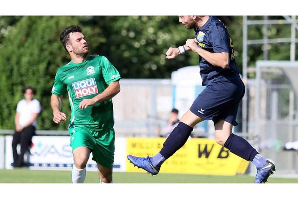 Augen zu und durch: Pipinsrieds Markus Achatz gewinnt ein Kopfballduell gegen den Eichstätter Ati Lushi. 	foto: aha <em>aha</em>