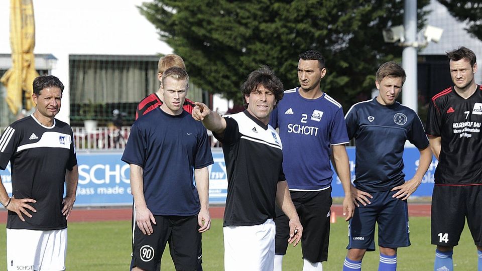 Da geht?s lang, Jungs! Ali Cakici (Mitte) und die Fußballer des TSV Schott. (Archivfoto: Sascha Kopp)