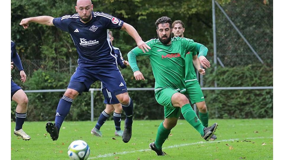 Lucas Oppermann (links, hier gegen Engin Can) mit Dreierpack für den TSV.	Archivfoto: Herbert Krämer