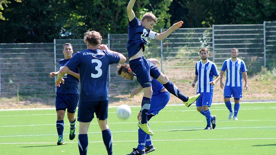 Beim Kampf um den Ball, Szene aus dem Spiel: Tus Dexheim gegen FC Livingroom Mainz  (F: Mandy Scholz)