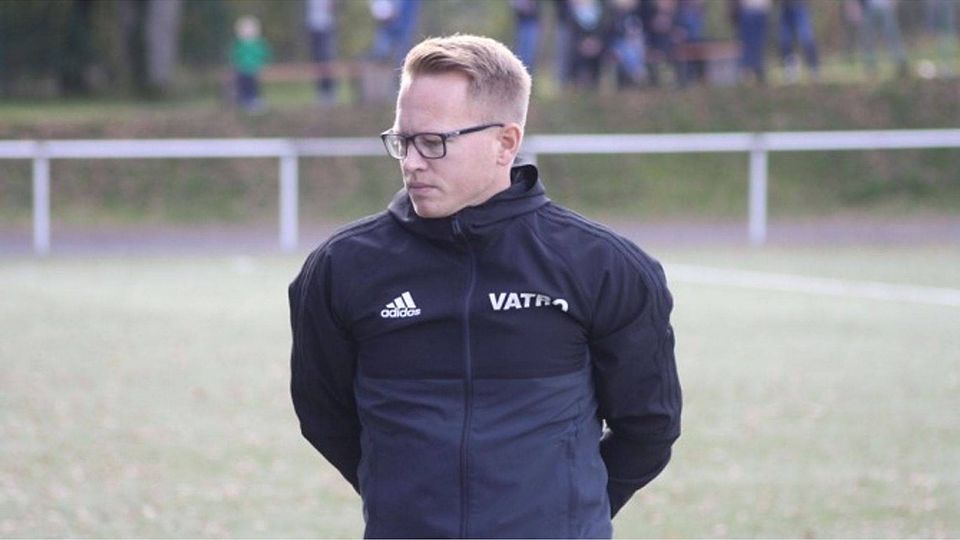 Trainer Michael Kügler musste heute Abend mit "seinem" SV Ottfingen den nächsten Rückschlag hinnehmen. Nachdem der ambitionierte Bezirksligist Dünschede und Hünsborn aus dem Kreispokal warf, schied das Team heute Abend gegen den SV Türk Attendorn aus. Foto: sta