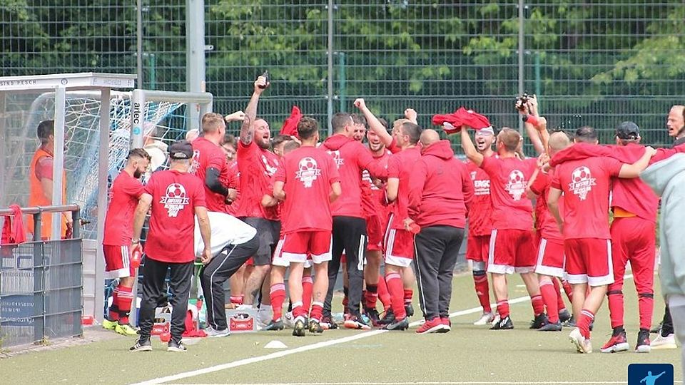 Grenzenloser Jubel bei der SpVg Rheindörfer Nord über den Aufstieg in die Bezirksliga.