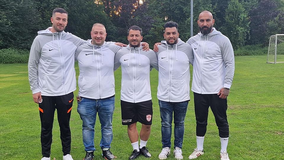 v.l. Spielleiter Fatih Demir, Vorstandsmitglied Yusuf Yilmaz, Co-Trainer Volkan Örken, Vorstandsmitglied Ersin Dalkilic, Cheftrainer Ilker Koc