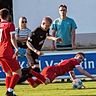 Ein Buchbacher Spieler foult Tobias Krause vom VfB Hallbergmoos.