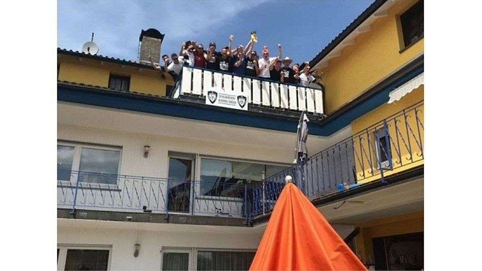 Bundesligatauglicher Jubel auf dem Balkon eines Fans. 	Foto: Nerlich