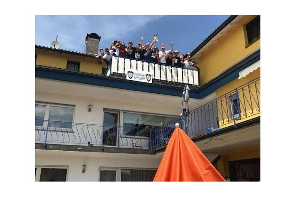 Bundesligatauglicher Jubel auf dem Balkon eines Fans. 	Foto: Nerlich