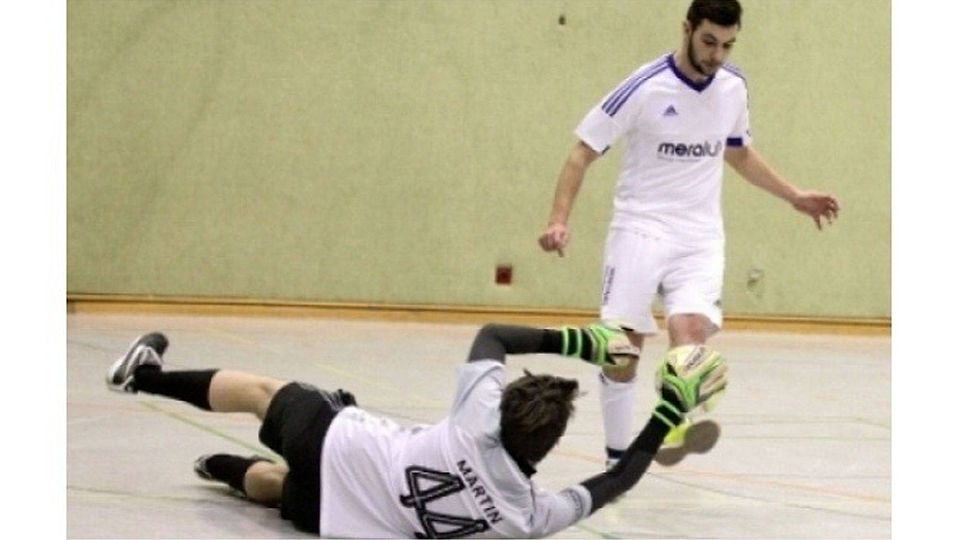 TuS Wörrstadts Torhüter Anton Martin fischt dem Wöllsteiner Kim Schmelzer den Ball vom Fuß.	Foto: photoagenten/Axel Schmitz