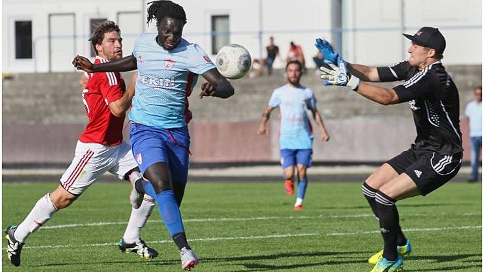 Mit 17 Saisontoren ist Jérôme Fayé (Mitte) ein Erfolgsgarant von Türkspor Augsburg, das am Montag den TSV Aindling zum Spitzenspiel empfängt.    F.: Klaus Rainer Krieger