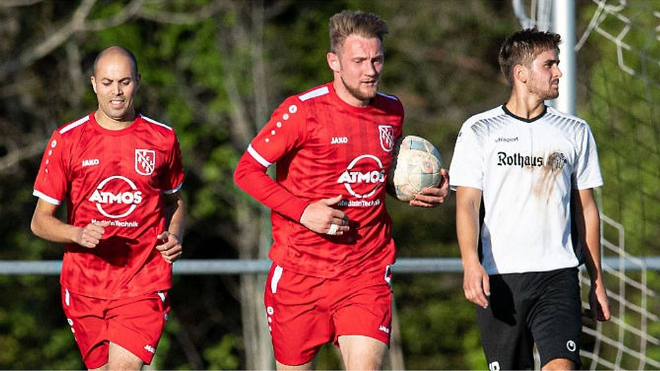 Der Lenzkircher Tim Rüdiger (Mitte) erzielte für sein Team das 1:1 und den Treffer zur 3:2-Führung beim Verfolgerduell in Grafenhausen.  | Foto: Scheu