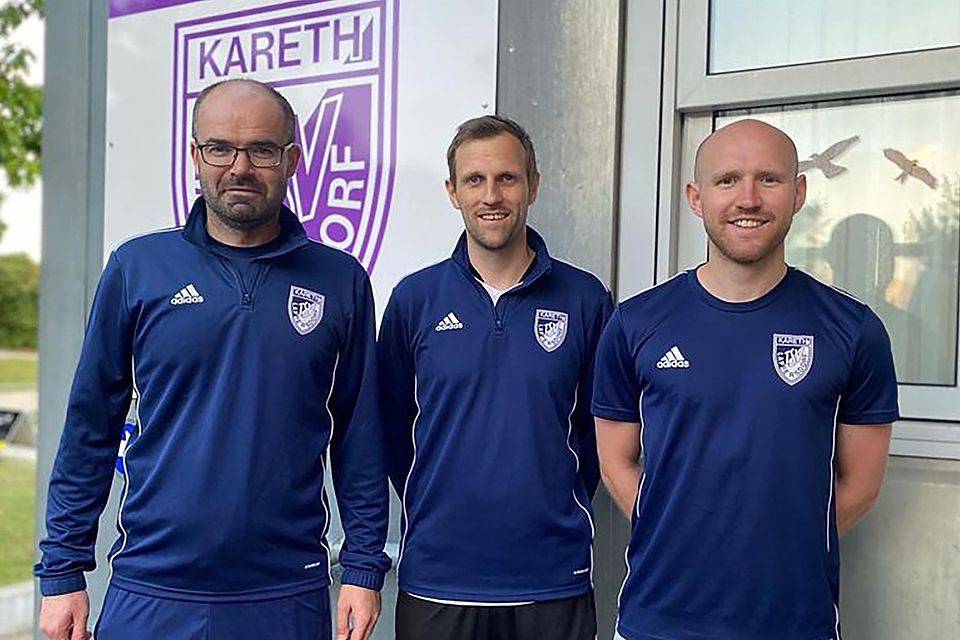 Kareths altes, neues Trainergespann, bestehend aus Matthias Bösl (v. l.), Markus Jobst und Michael Kirner, lächelt in die Kamera.