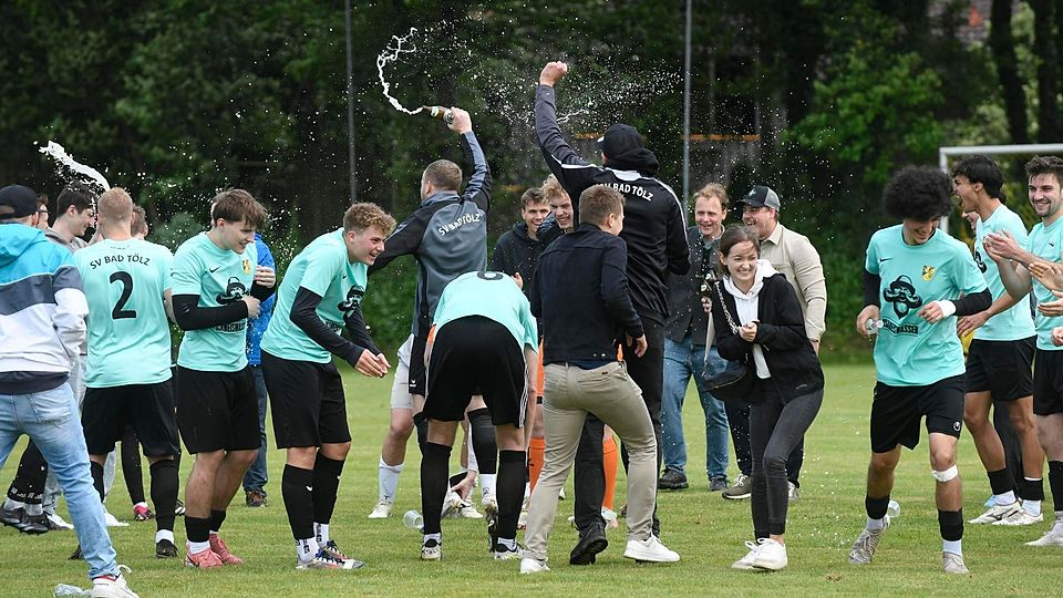 Die Spieler des SV Bad Tölz feiern nach dem 6:3-Sieg den Ligaverbleib in der Kreisklasse. Egling muss auf die nächste Chance warten.