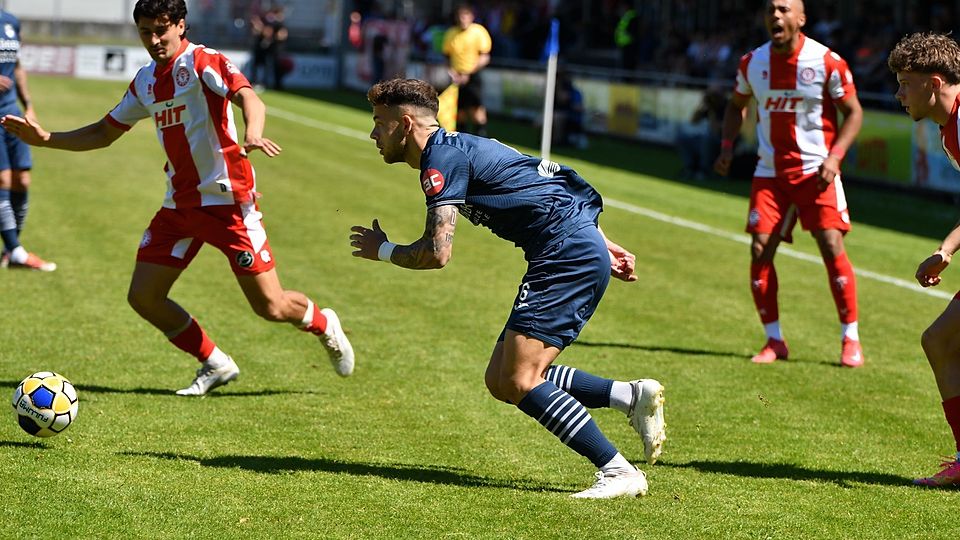 Timo Spennesberger (Bildmitte) bleibt beim SC Wiedenbrück.