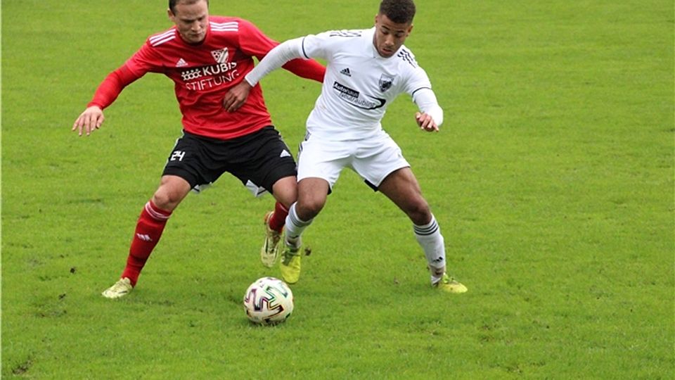 Das letzte Punktspiel des BSC in der abgebrochenen Spielzeit 2019/2021 bestritten Fabian Rackl (rot) und seine Mannschaftskameraden am 17. Oktober 2020 beim TSV Kareth-Lappersdorf.