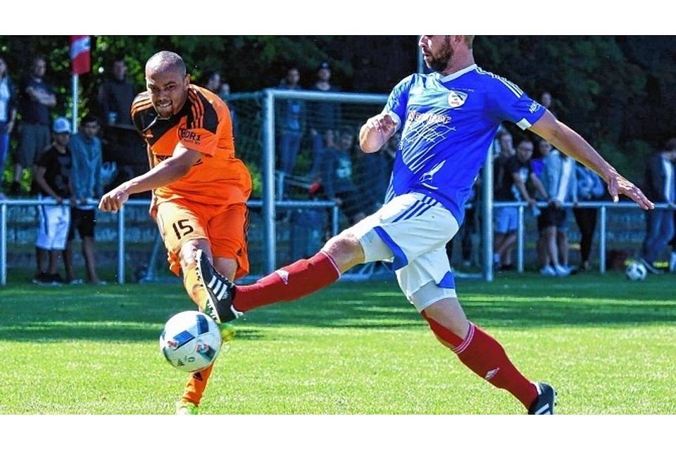 Anderson Costa Camelo  (l.)  setzte sich mit dem TSV Bützow beim Rostocker FC um Christian Schindel mit 2:0 durch. Tim Puskeiler