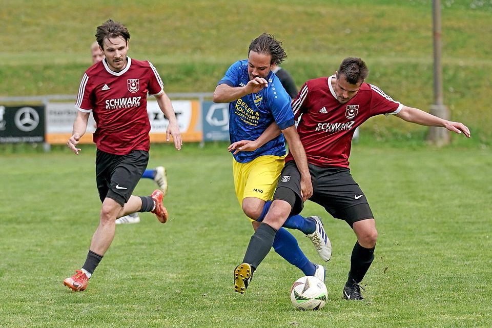 Holzkirchens Spielertrainer Philipp Buser (Mitte) wurde in Monheim ausgebremst und ist im Rennen um Platz zwei dadurch im Hintertreffen.