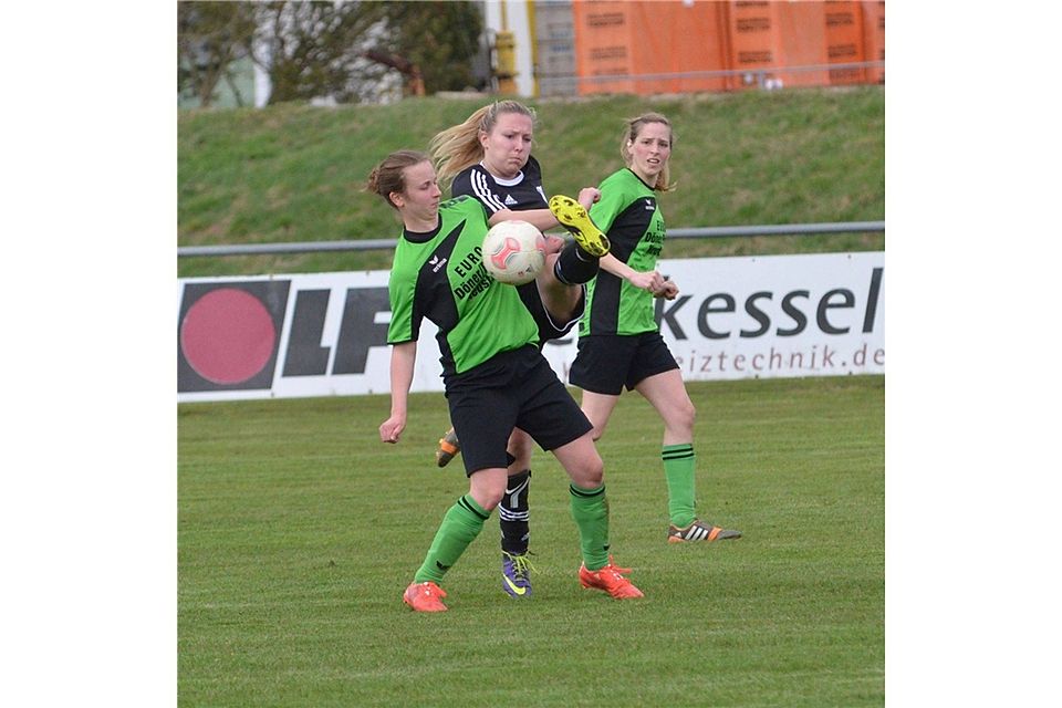 Siegenburg (in grün) wehrte sich gegen Alburg, unterlag aber 0:2 und blickt als Schlusslicht dem Abstieg entgegen.  Foto: Kahler