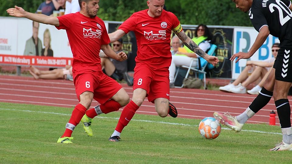 Gegen Phönix München gelang dem Team um Kapitän Simon Lämmermeier (2. v. l.) der zweite Sieg in Folge. Hier ist er in Aktion im Relegationsspiel gegen den VfL Waldkraiburg.