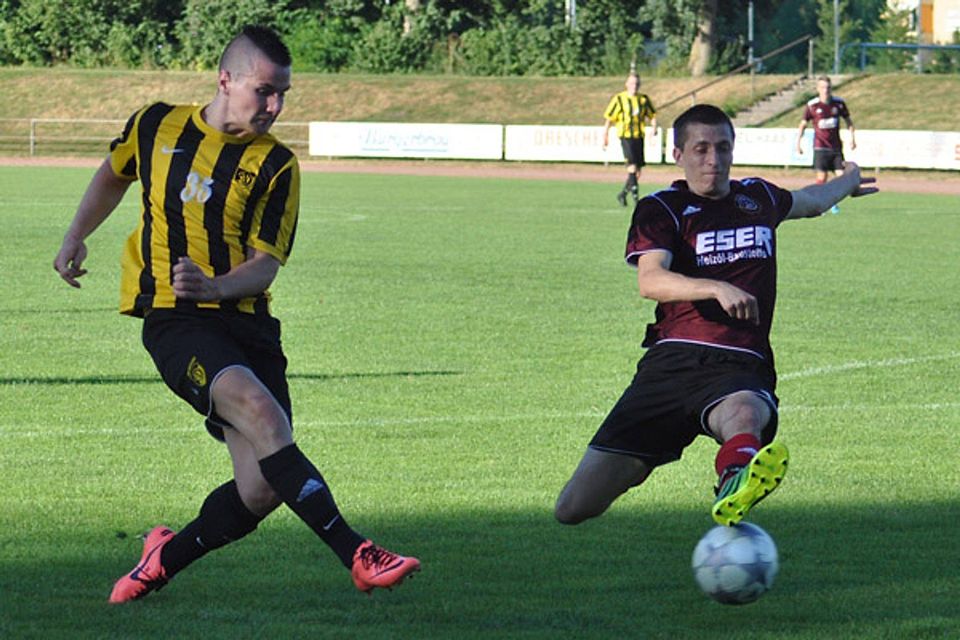 Kein Schussglück hatte Diedorfs Neuzugang Benjamin Keller (links). Auch hier wird der Angreifer von einem Gögginger Abwehrspieler abgeblockt.  Foto: Oliver Reiser