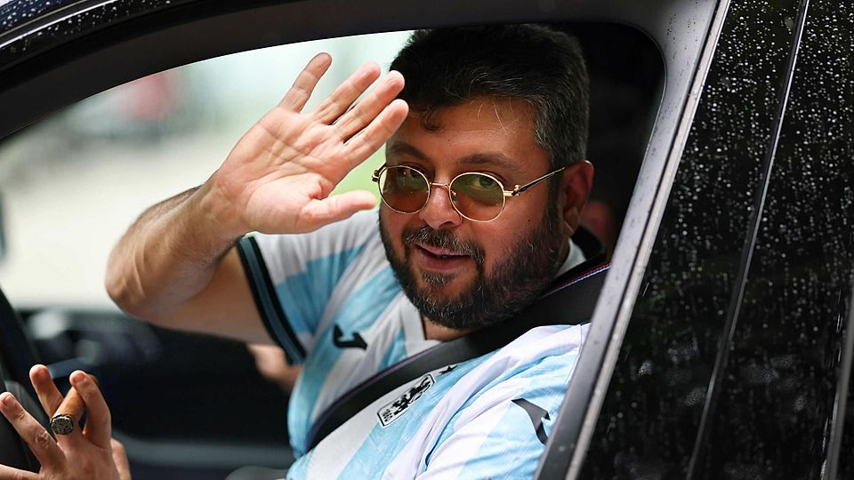 Immer was los, wenn er seinen Verein besucht: Hasan Ismaik am Steuer einer Limousine – mit Zigarre in der Hand.