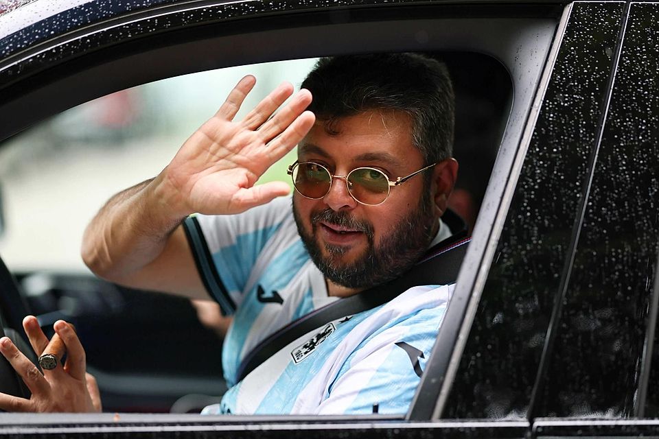 Immer was los, wenn er seinen Verein besucht: Hasan Ismaik am Steuer einer Limousine – mit Zigarre in der Hand. Immer was los, wenn er seinen Verein besucht: Hasan Ismaik am Steuer einer Limousine – mit Zigarre in der Hand.