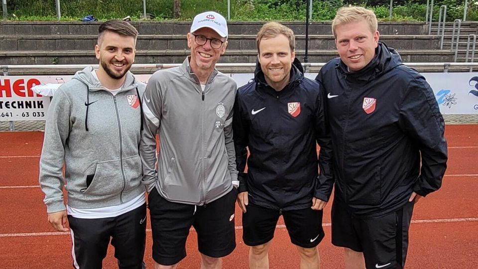 Erinnerungsfoto: Memis Ünver (Co-Trainer SVH), Peter Stöger (Trainer Budapest), Christoph Schmitt (Trainer SVH) und Roman Langer (Co-Trainer SVH).