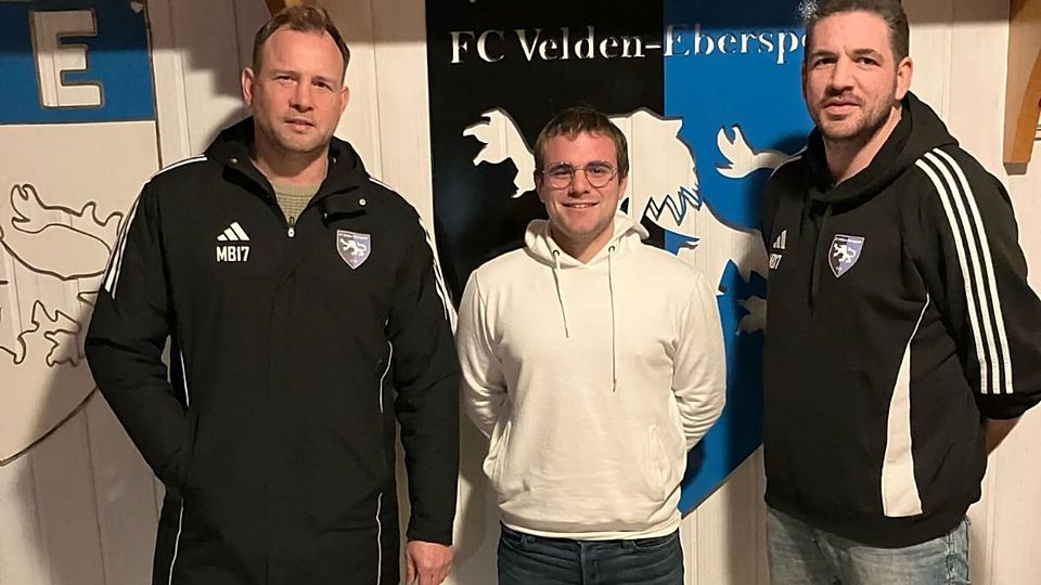 Pascal Morloher (mittig) mit FCVE-Teammanager Andreas Lehner (links) und Abteilungsleiter Martin Breiteneicher (rechts). 