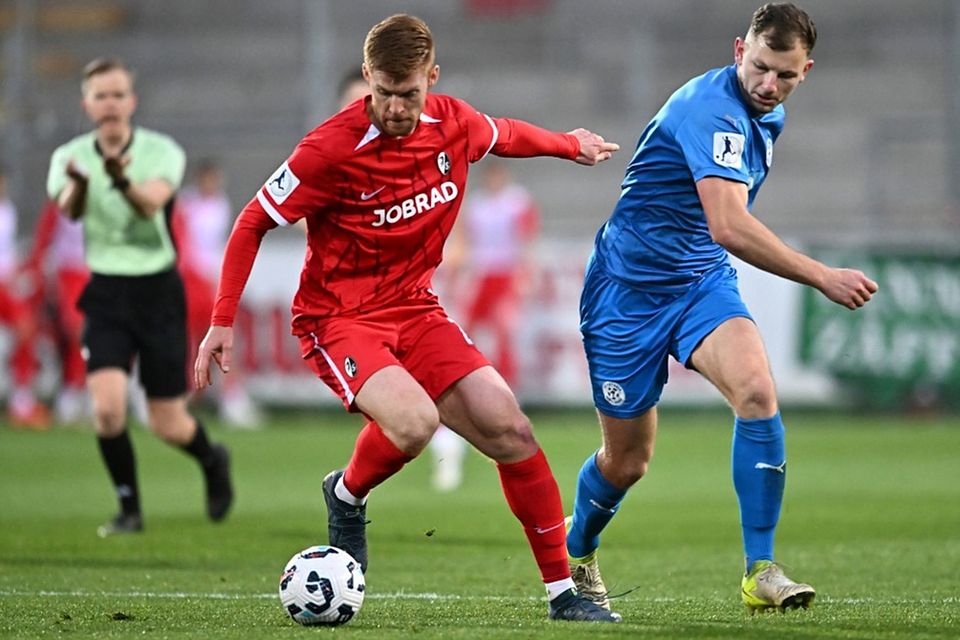 Nachlegen erwünscht: Mathias Fetsch (l.) und der SC Freiburg II sind am Samstag beim SV Eintracht Trier gefordert