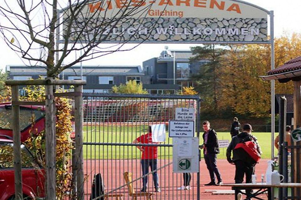 Landesligaspiel abgesagt: Der Ball rollte am Sonntag nicht im Gilchinger Stadion. Gilchings Fußballerinnen waren wenig erfreut darüber, dass Gegner Deggendorf wegen der hohen Corona-Fallzahlen im Landkreis Starnberg nicht angetreten ist. 