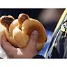 Die Bratwurst gehört auf dem Fußballplatz für viele dazu - und hat beim SSV Medenbach den Tester von „Worscht d’ or“ überzeugt. © IMAGO/Chai v.d. Laage
