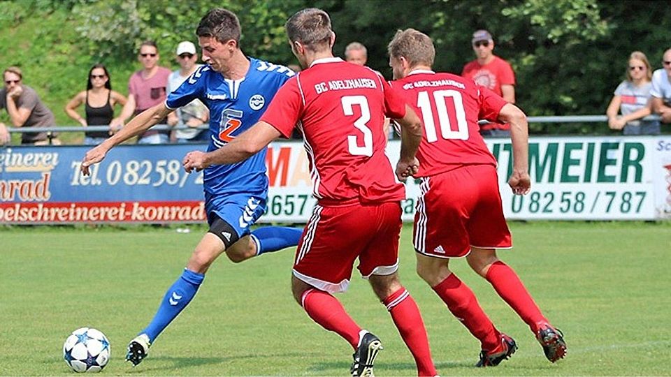 Ecknachs Michael Eibel (am Ball) war von der Adelzhauser Defensive (links Georg Götz und Michael Albustin) kaum zu bremsen. Am Ende gab es im Landkreisderby aber eine gerechte Punkteteilung, mit der beide Teams leben können.  Foto: Sarina Schäffer