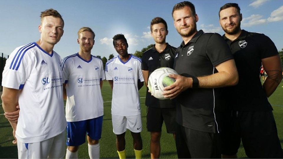 Neuzugänge: Philipp Siepert, Alexander Herkströter, Souleymane Kaita, Co-Trainer Lukas Kessler, Coach Andreas Löhr und Torwarttrainer Patrick Teodorczyk (v.l.) haben beim SC Verl III in der neuen Saison viel vor.   F: Martinschledde