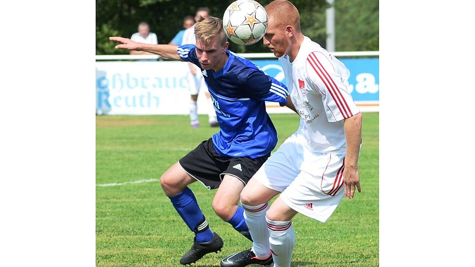 Mit Köpfchen: Krummennaab und Schwarzenbach trennten sich 0:0. F: Nachtigall
