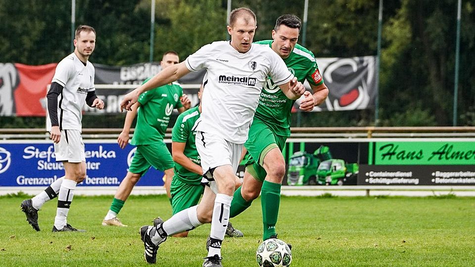 Florian Biersack (in weiß) und der FC Pielenhofen-Adlersberg verloren das Sechs-Punkte-Spiel in Ramspau.