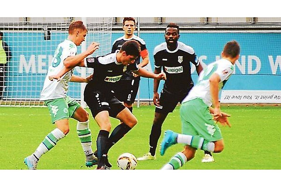 Milad Faqiryar, David Niemeyer, Flodyn Baloki (Mitte) vom BV Cloppenburg haben nach dem Spiel in Wolfsburg die nächste schwere Aufgabe in Flensburg zu bestehen. Bodo Tarow