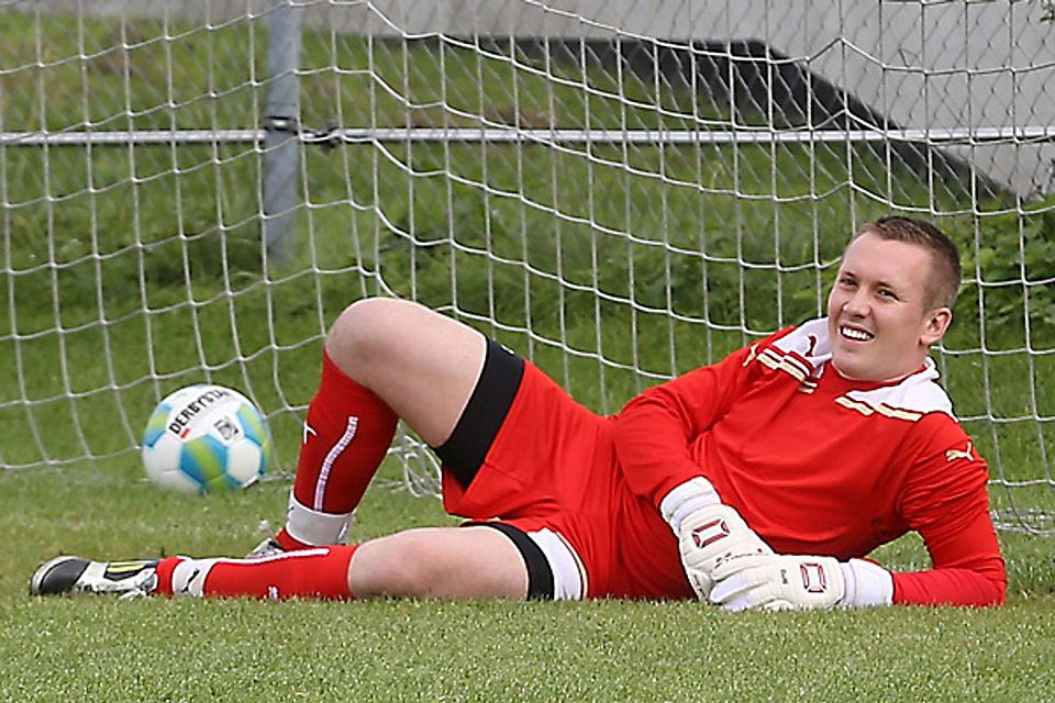 Torhüter Michael Linhardt wusste wahrscheinlich lange nicht ob er lachen oder weinen soll. Er entschied sich für die erste Variante. Gegen den FC Stätzling II musste er sechsmal den Ball aus dem Tor holen. Foto: Michael Hochgemuth Torhüter Michael Linhardt wusste wahrscheinlich lange nicht ob er lachen oder weinen soll. Er entschied sich für die erste Variante. Gegen den FC Stätzling II musste er sechsmal den Ball aus dem Tor holen. Foto: Michael Hochgemuth