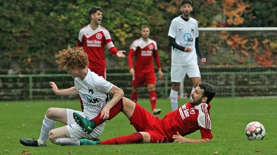 Tim Gabel (rot) und der SVW Mainz warten weiter auf die ersten Punkte. 