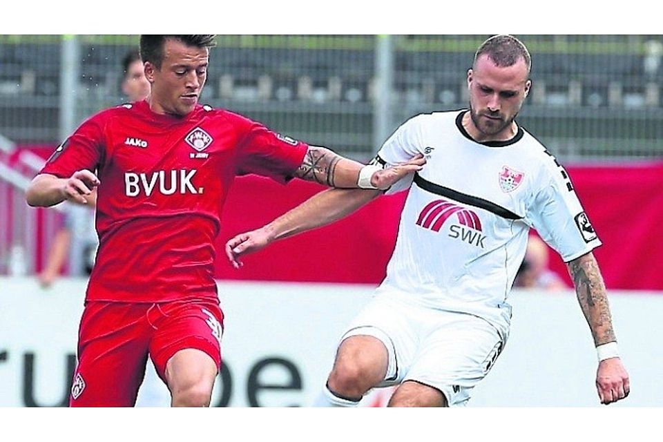 Torschütze beim Uerdinger 2:0-Sieg in Würzburg: Ali Ibrahimaj (rechts), hier im Zweikampf mit Patrick Göbel. 	Foto: Imago