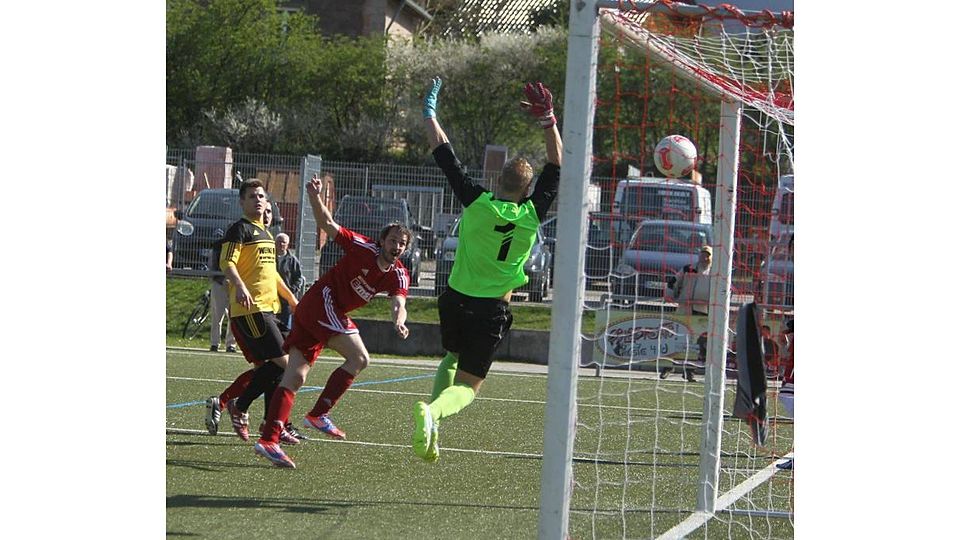 Eiskalt köpft der Contwiger Stefan Höh (rot) zum zwischenzeitlichen 2:2 ein. Battweilers Torwart Heiko Bachert ist machtlos. Foto: Wille