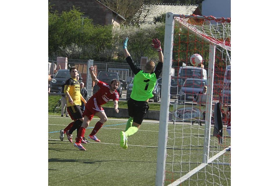 Eiskalt köpft der Contwiger Stefan Höh (rot) zum zwischenzeitlichen 2:2 ein. Battweilers Torwart Heiko Bachert ist machtlos. Foto: Wille