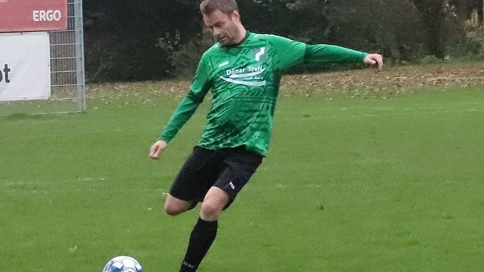 Jörg Jürs kann es noch immer. Der inzwischen 49-Jährige erzielte das wichtige 3:2 für den Schwinger SC  gegen Hedendorf/Neukloster III.  