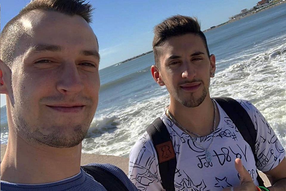 Das erste gemeinsame Foto sorgte in Olching für Gesprächsstoff: „Ich wusste nicht, dass die Bilder jeder sehen kann“, sagt Dario (li.) zum Strandfoto mit Emiliano.