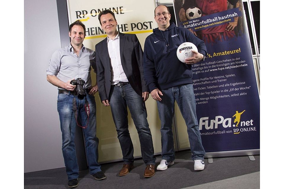 Michael Jasmund (Regionale Sporthelden), Oliver Horst (Geschäftsführer RP Digital) und Christian Kurth (FuPa Niederrhein; v.l.) freuen sich auf die Team-Shootings am Niederrhein. Foto: Rücker
