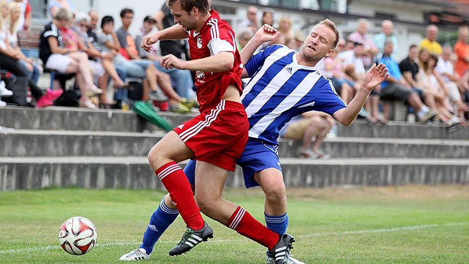 Coburg (rotes Trikot) forciert den ersten Heimsieg.