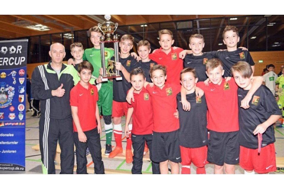 Der Pokal wandert in die Alpenrepublik: Der Erstliga-Nachwuchs des FC Admira Wacker gewinnt den Indoor-Supercup. F: Robert Schmitt