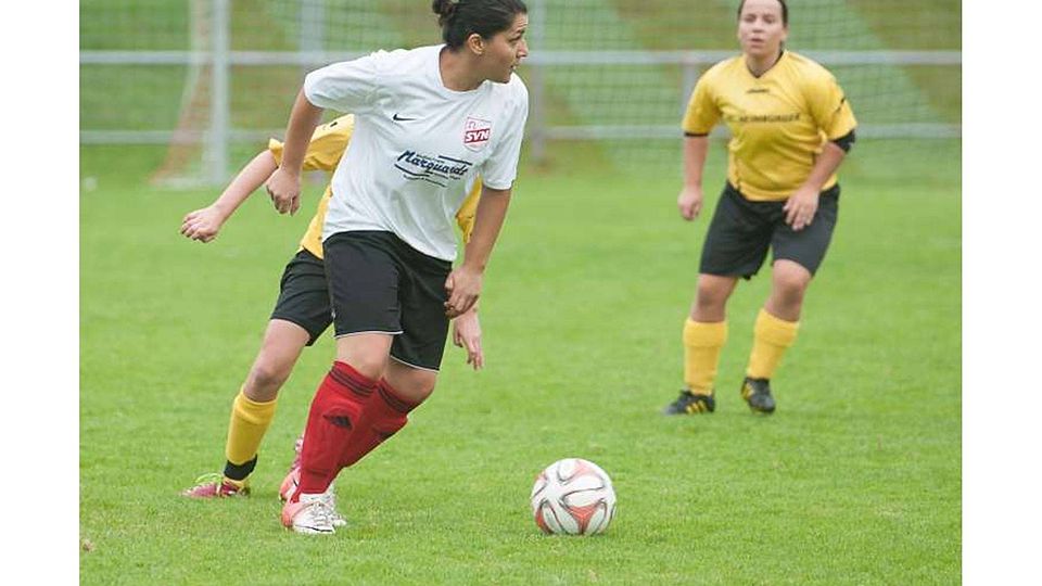 Ayse Altindag (am Ball): Nufringer Stürmerin erzielte den wichtigen 1:1-Ausgleich Foto (Archiv): Schmidt