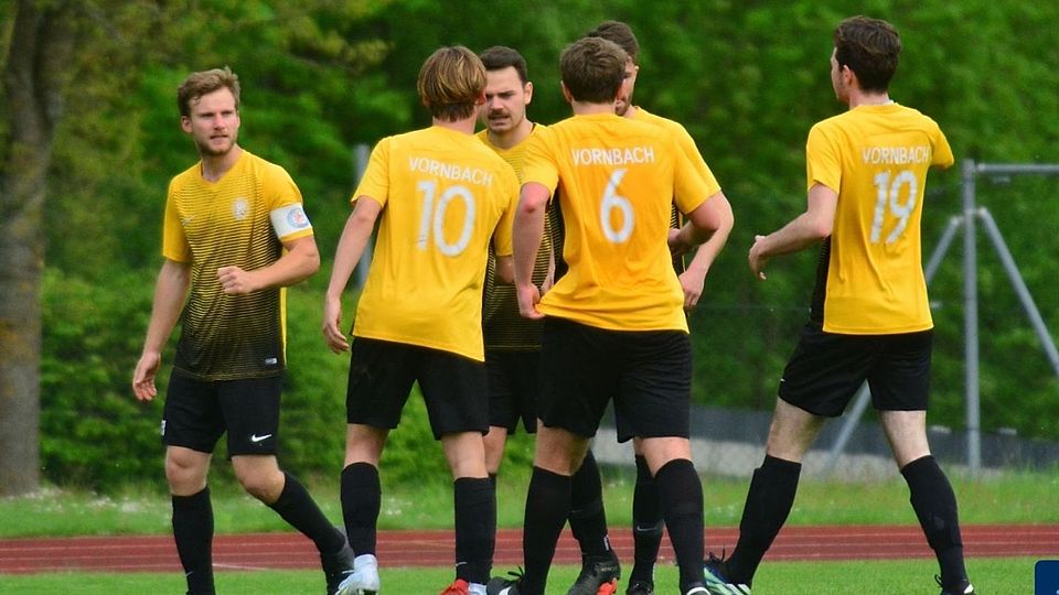 Wollen sich auch in der Bezirksliga nicht verstecken: Die Vornbacher um Kapitän Daniel Fuchs (li.).