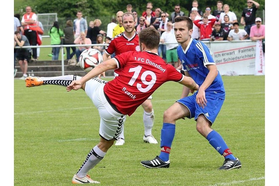 Artistisch leitet der Donzdorfer Marc-Simon Szenk den Ball weiter. Nach einem 6:4-Sieg gegen Esslingen steht der FC im Bezirkspokalfinale.