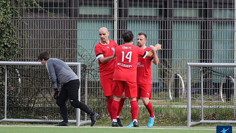 Der Türk FC Hattersheim bejubelt den 2:1-Sieg im Relegations-Hinspiel gegen den BSC Schwalbach. 